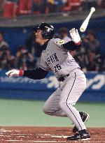 Hamanaka hits solo homer